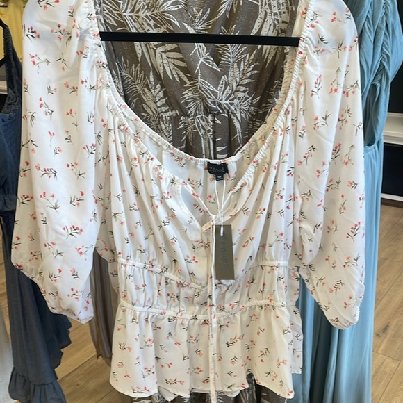 Plus Floral Peplum Blouse - Picture 2 of 3